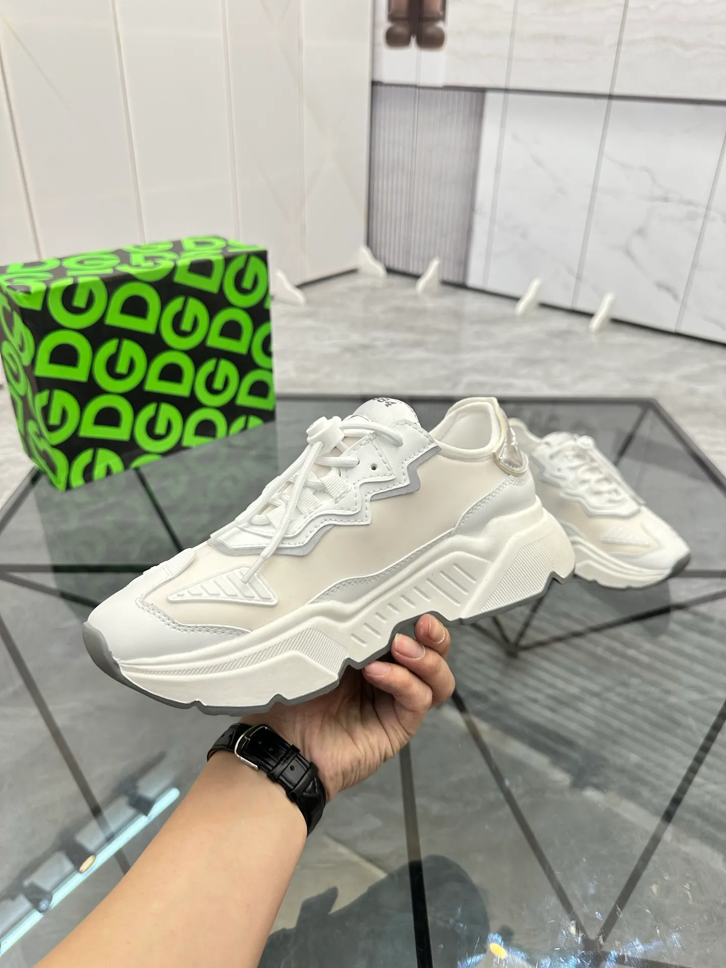 Men's shoes: 💰P480¥ Product trademark: DG "Dolce & Gabbana" low-top casual shoes Regular size: 35-44 (45.46 can be customized) Couple style Product materials: Upper imported cowhide stitching original material, breathable lining, original outsole. Number: 803